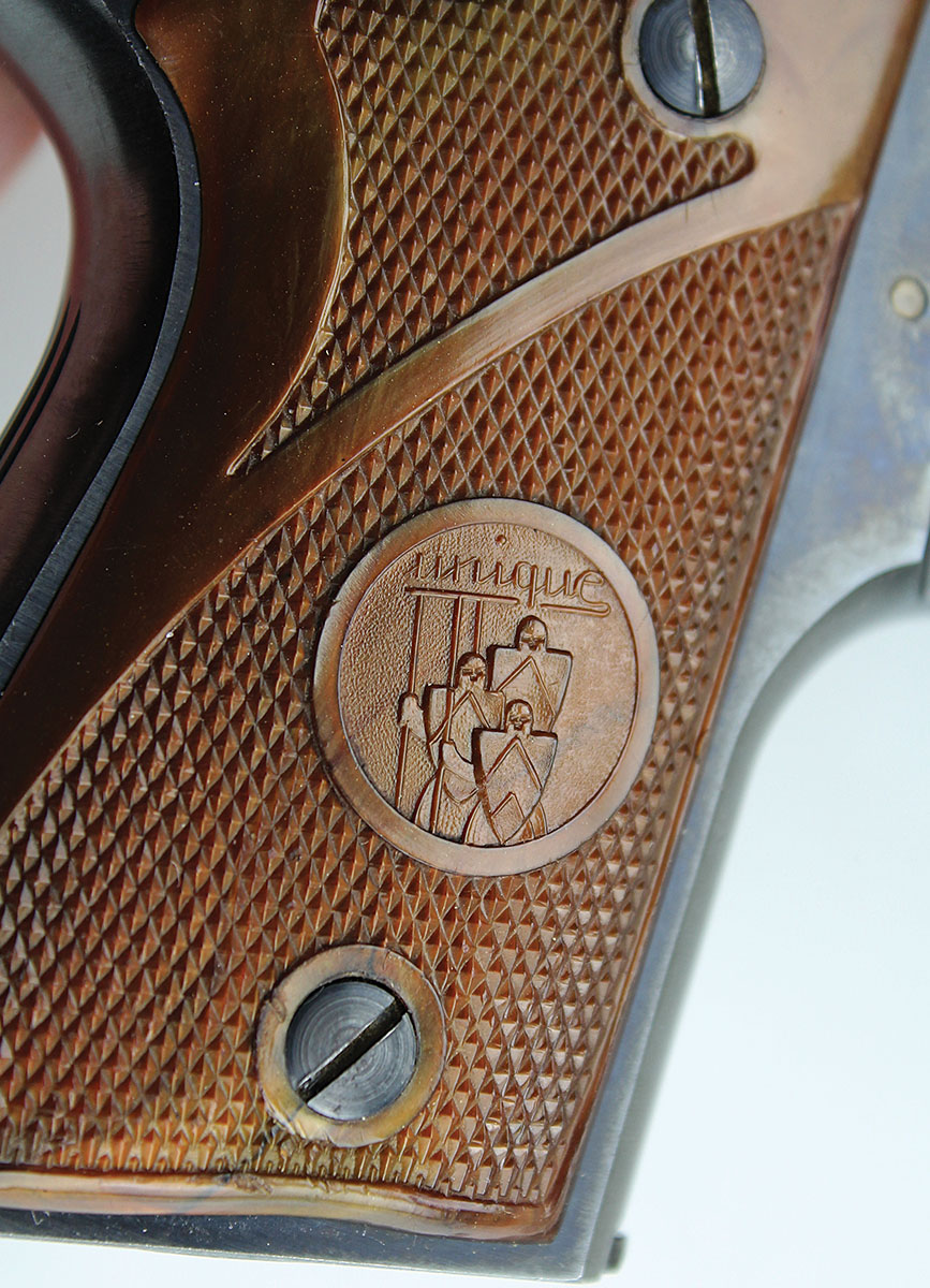 The Model L pistol grips bear the Unique logo.